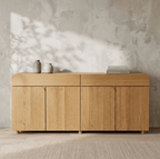 Buffet en bois clair à portes, plateau rectangulaire, quatre panneaux et pieds