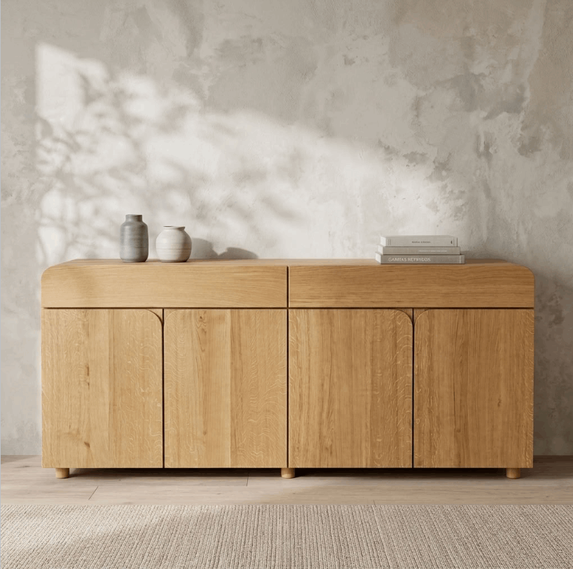 Buffet en bois clair à portes, plateau rectangulaire, quatre panneaux et pieds
