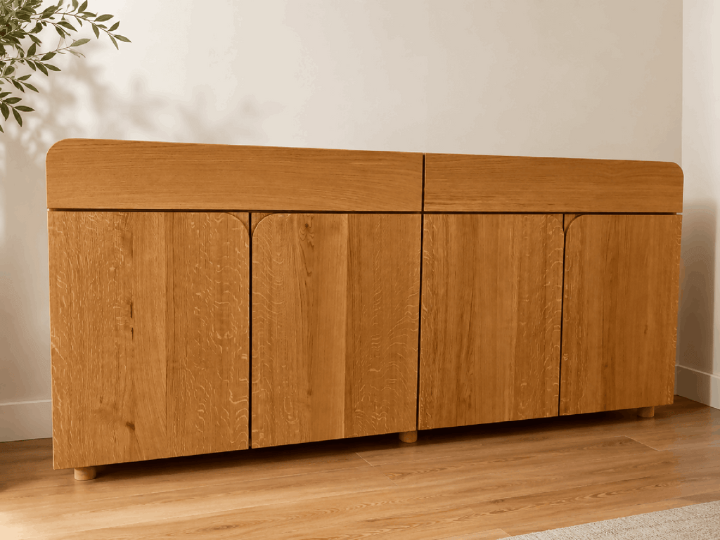 Buffet en bois clair à 4 portes avec panneaux verticaux