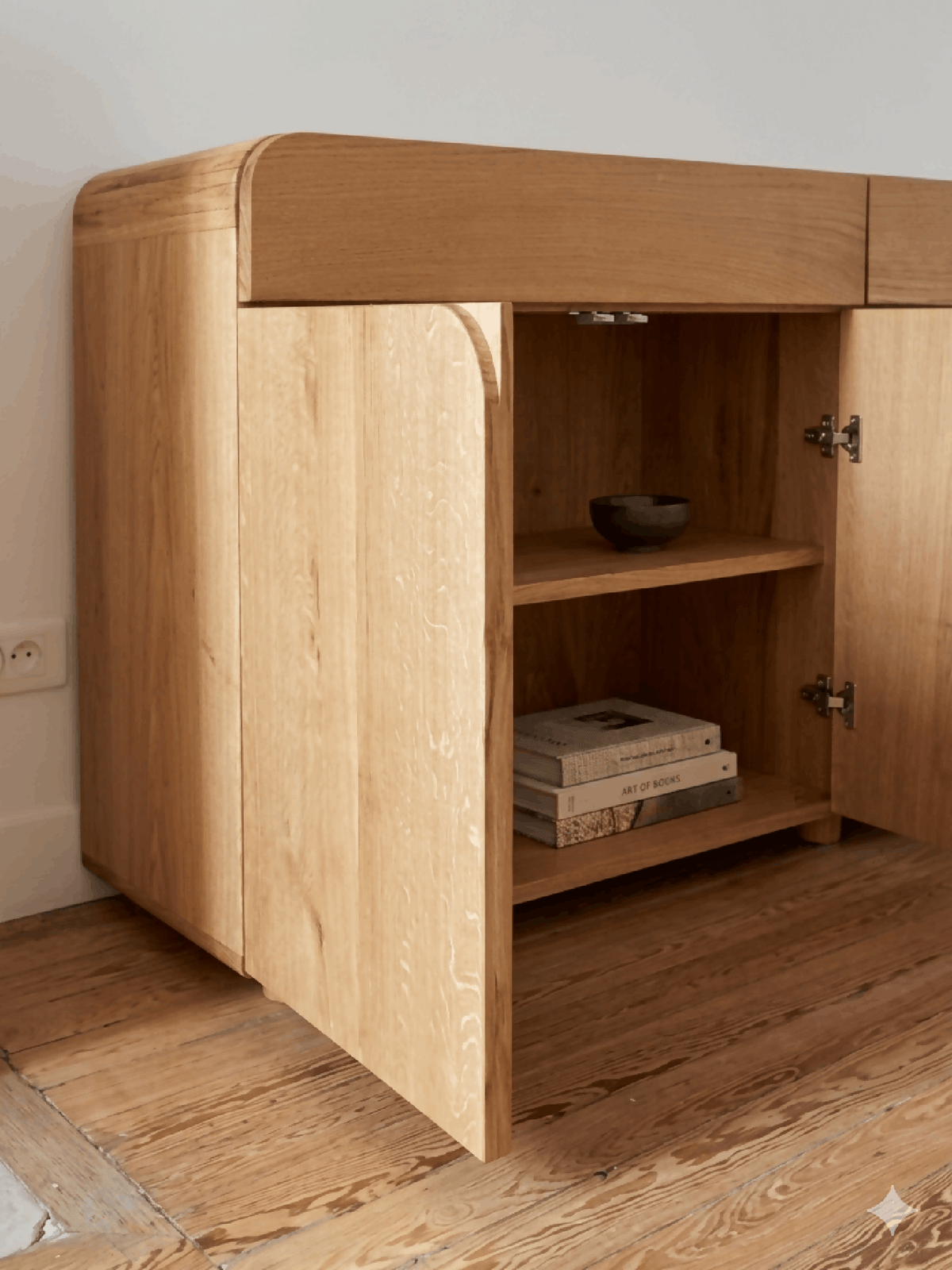 Buffet en bois clair, porte ouverte avec étagère intérieure
