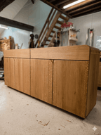 Buffet en bois clair, façades à panneaux et portes alignées