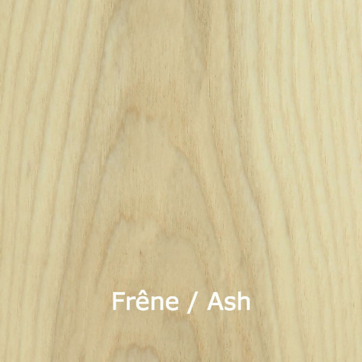 Texture de bois de frêne clair, veinures fines et régulières