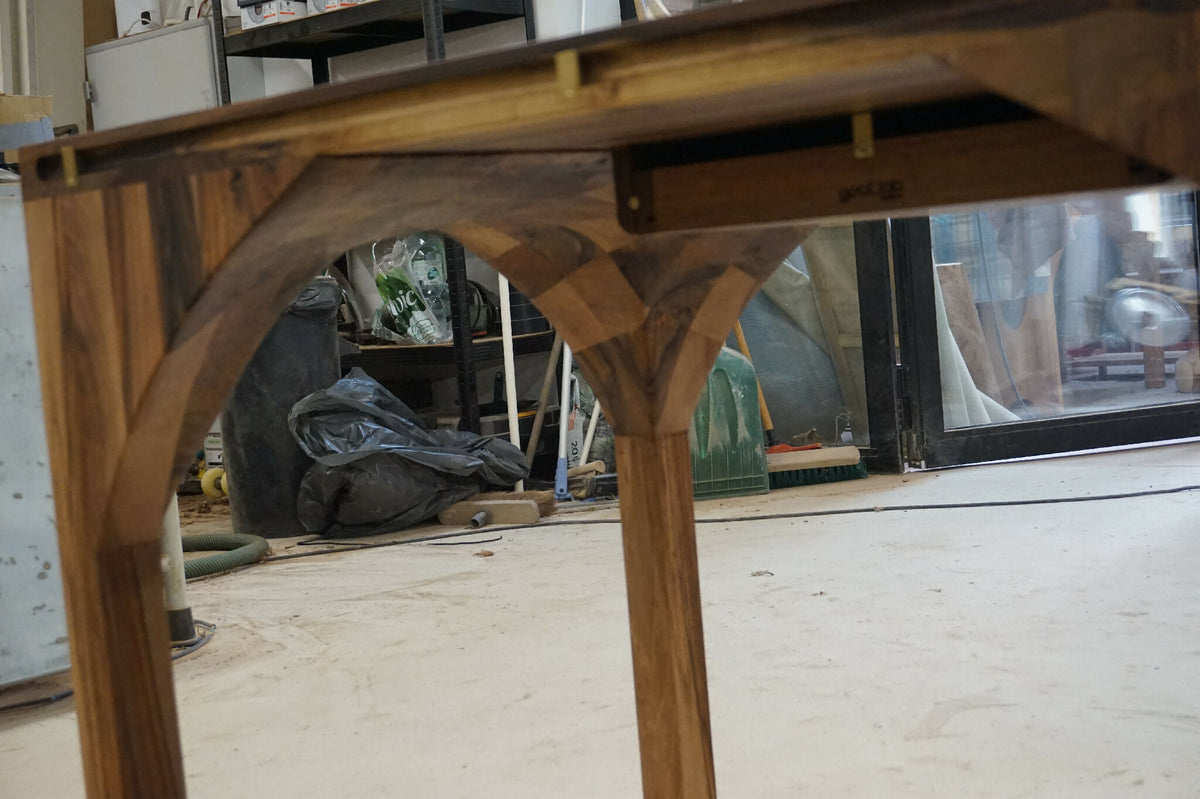 Bureau en bois massif, vue latérale avec caisson ajouré et pieds en bois