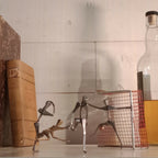 But de handball en métal rouge avec grille et figurines de joueurs au sol