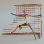 But de handball en métal rouge, grille, ballon orange et figurines