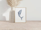 Tirage A4 encadré, illustration de baleine bleue sur fond clair.