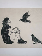 Affiche papier horizontale: jeune fille et oiseaux noirs, gros plan