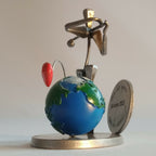 Statuette de golfeur décorative: globe bleu-vert, cœur rouge et plaque gravée