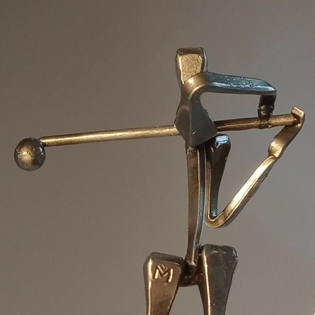Statuette de golfeur en métal doré, posture de swing, vue rapprochée