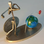 Statuette de golfeur métal doré avec plaque gravée, globe bleu-vert et cœur rouge
