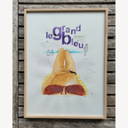 Affiche encadrée avec illustration de jambes et livre, texte violet