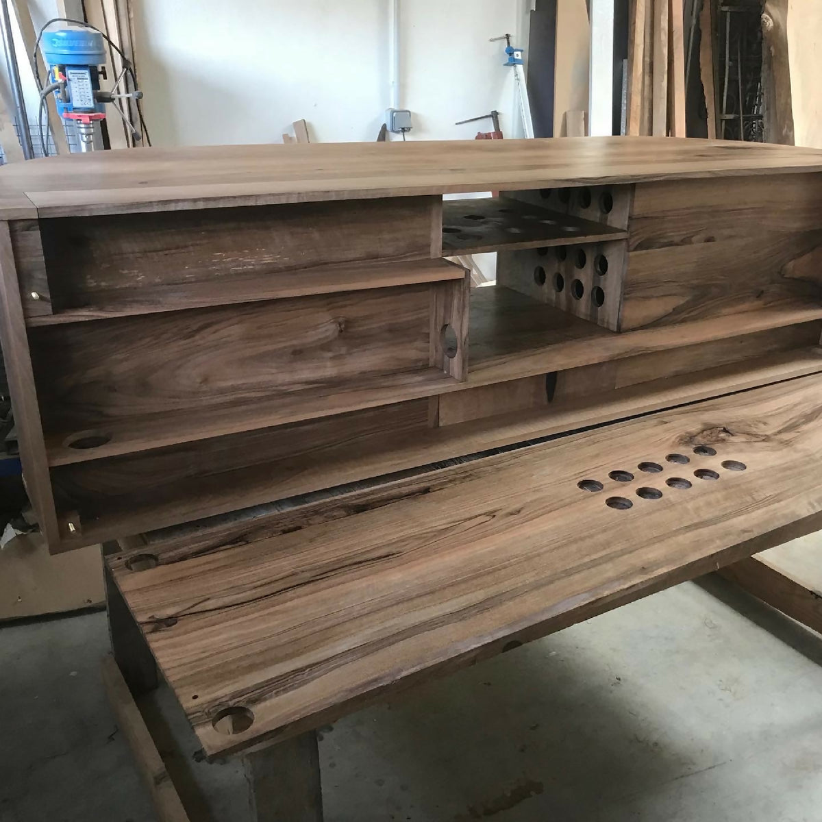 Meuble multimédia en bois, vue intérieure avec niches ouvertes et passe-câbles