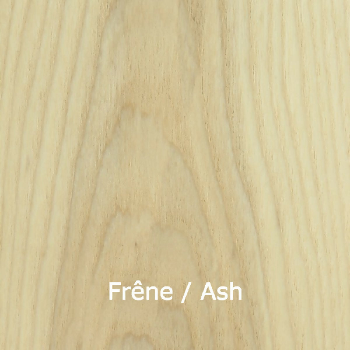 Planche de bois clair au veinage fin, finition frêne