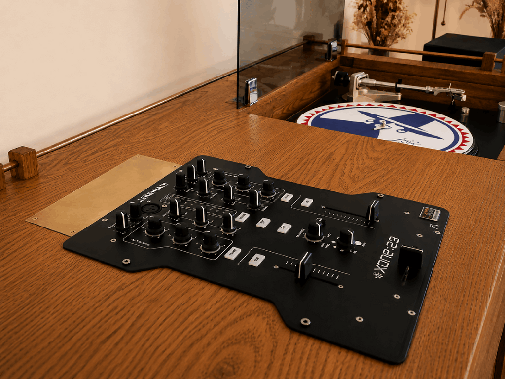 Plateau de meuble vinyles en bois avec contrôleur/mixeur noir et boutons