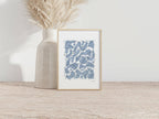 Tirage A4 encadré en bois, illustration abstraite bleue sur fond clair.