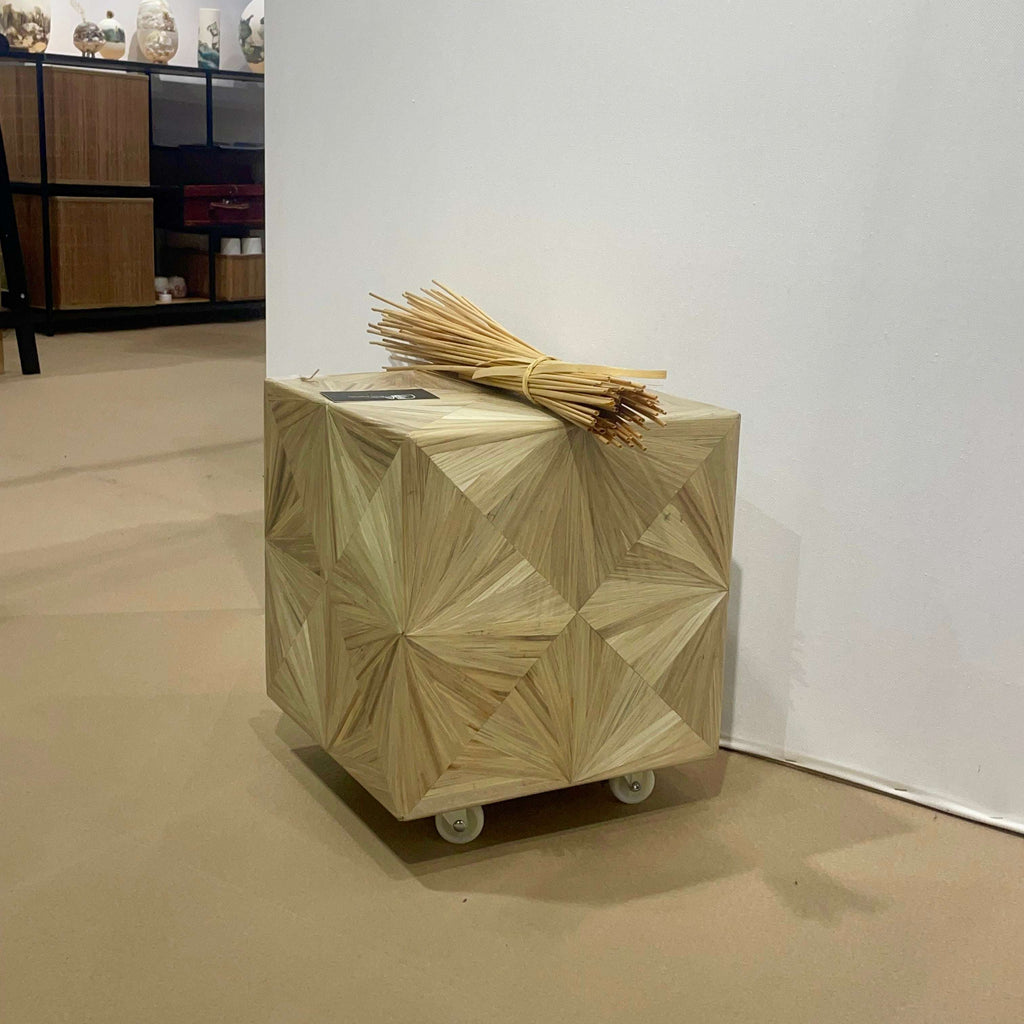 Le Soleil — Cube en marqueterie de paille