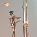 Musicien en métal doré avec instrument, sur manège décoratif, oiseaux en arrière-plan.