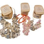 Colliers en disques ronds à motifs, assortis beige, noir et roses, présentés sur fond blanc