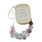 Collier en disques ronds rose et gris à motifs, avec boîte en carton beige et ruban