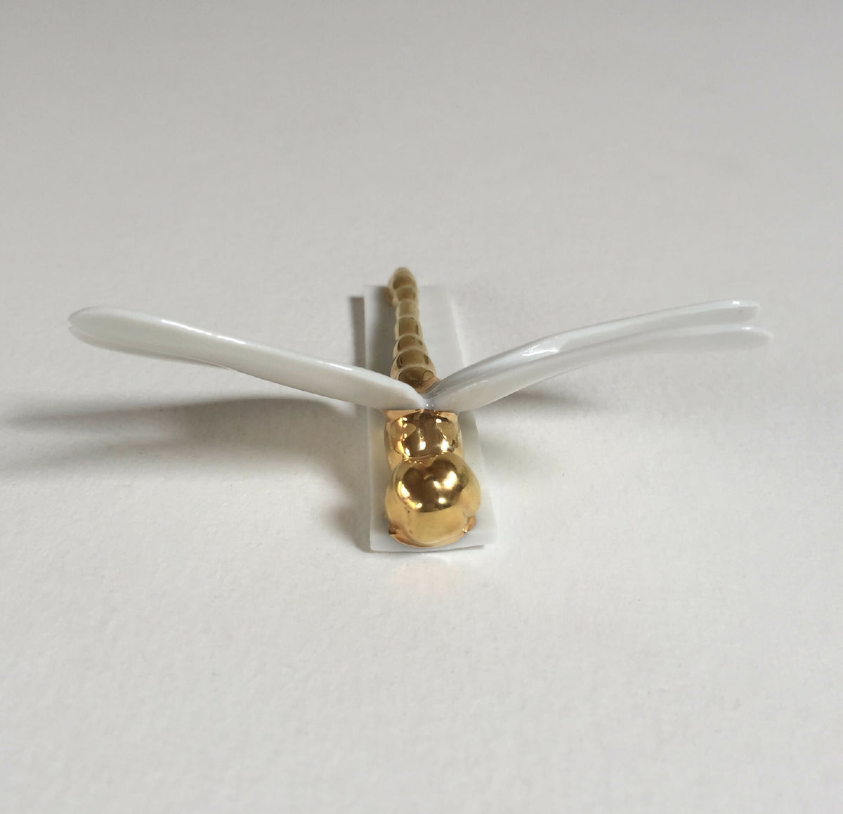 Porte-couverts libellule blanche, tête dorée et ailes translucides écartées