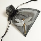 Porte-couverts libellule blanche dans un sachet voile noir noué avec ruban
