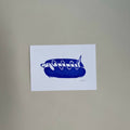 Linogravure A6 bleu ultramarine : chien sur hot-dog stylisé