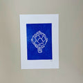 Linogravure A5 d’artichaut, fond bleu ultramarin et motif à lignes blanches