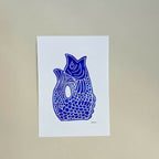 Linogravure A5, hibou bleu aux motifs écailleux et goutte centrale.