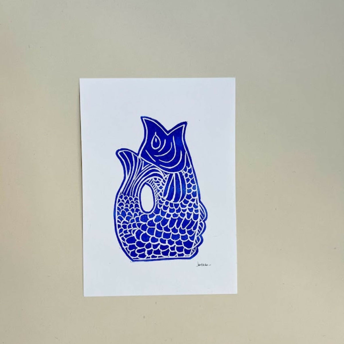 Linogravure A5, hibou bleu aux motifs écailleux et goutte centrale.