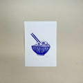 Linogravure A5 Ramen bleu ultramarine : illustration d’un bol et deux baguettes
