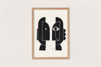 Linogravure encadrée, composition noire de visages stylisés sur fond clair