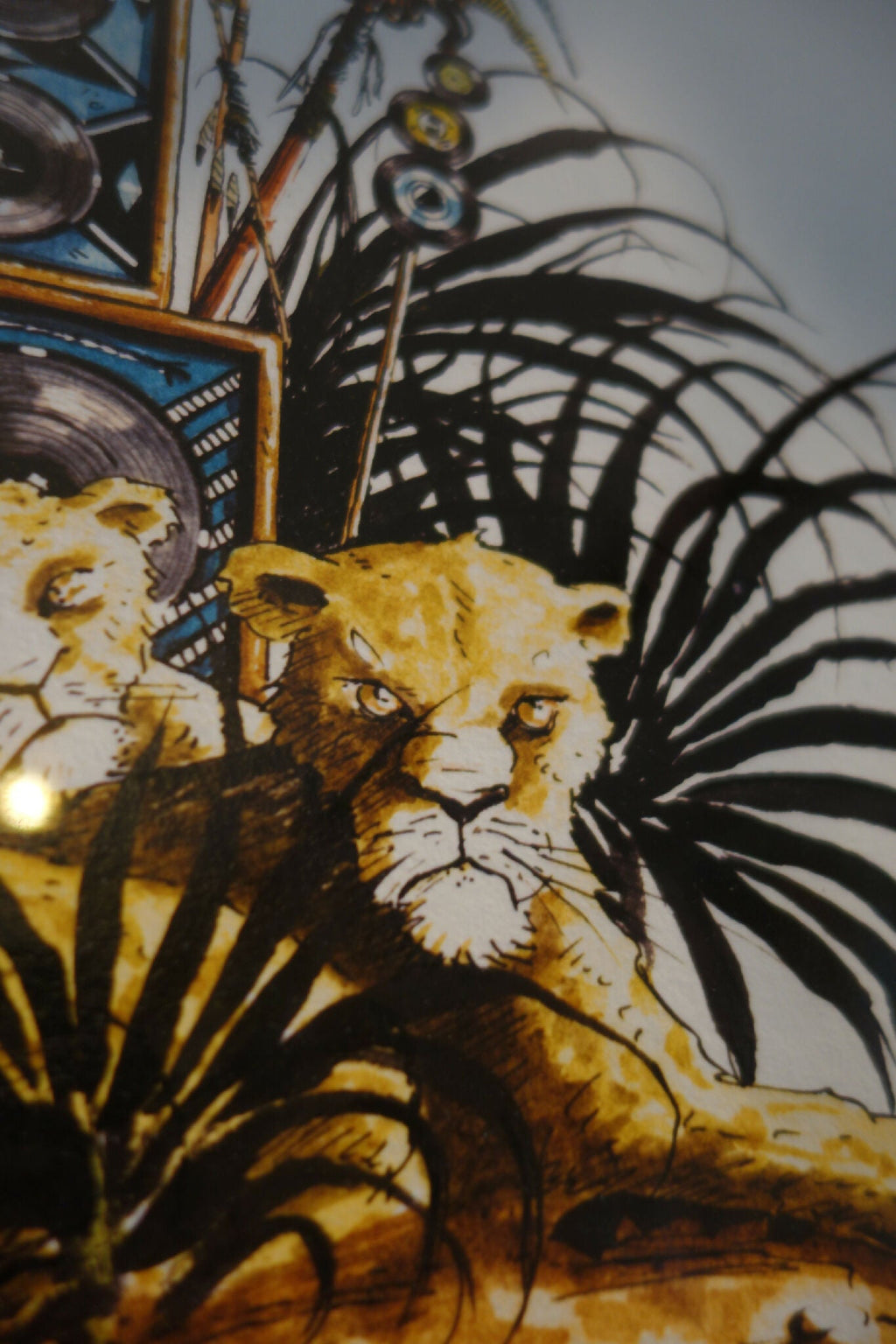 Gros plan sur un lion doré dans une scène avec éventail noir et décor bleu