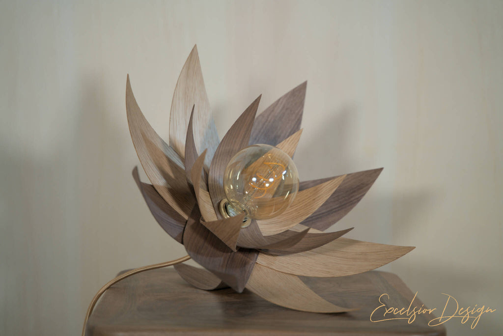 Lampe lotus en bois brun, ampoule visible dans la fleur