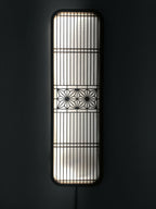 Décoration murale lumineuse Hotaru, cadre rectangulaire bombé, grille et motifs géométriques.