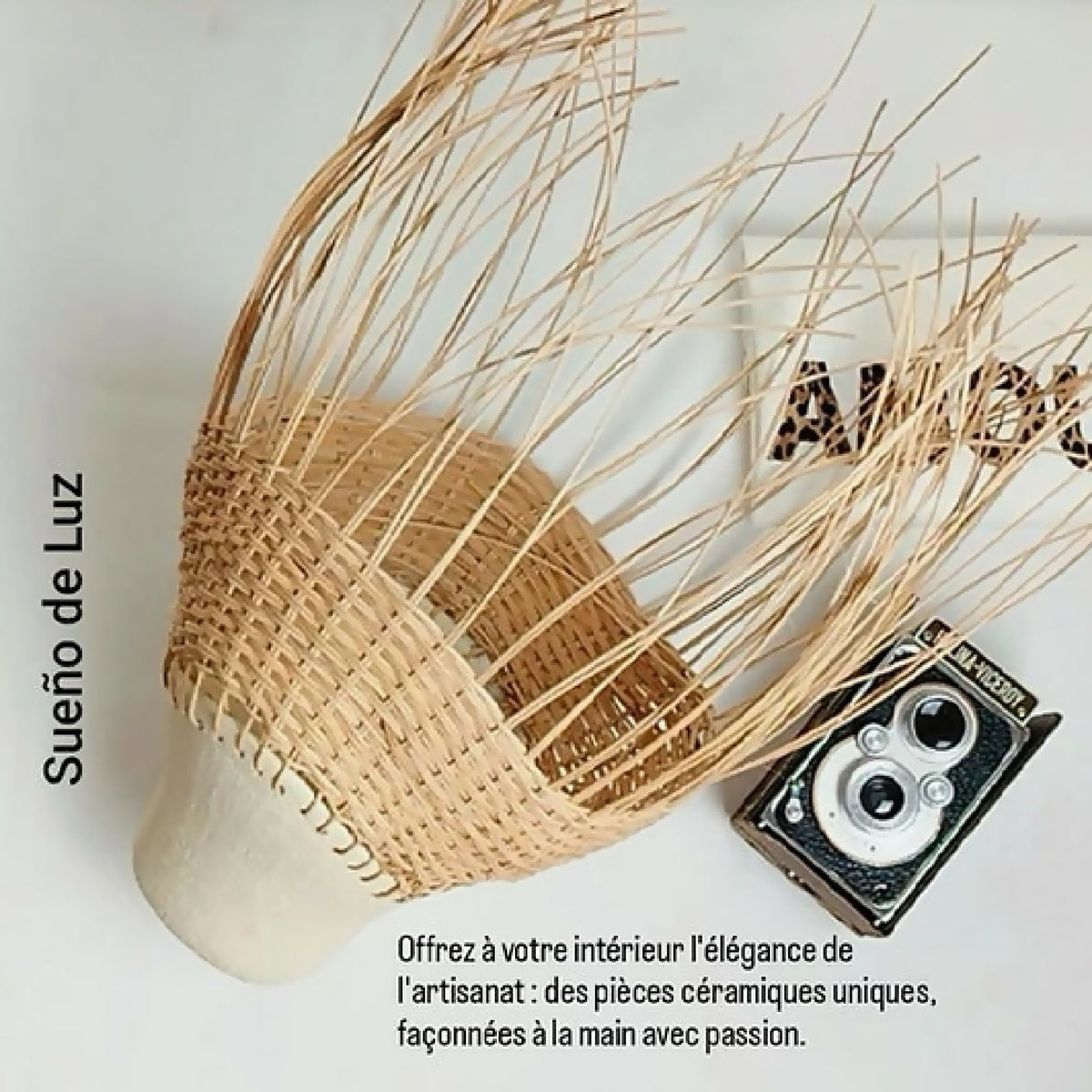 Luminaire en rotin clair tressé sur pot en grès beige, vue latérale.