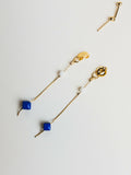 Boucles d’oreilles pendantes dorées avec perles bleu royal et billes blanches