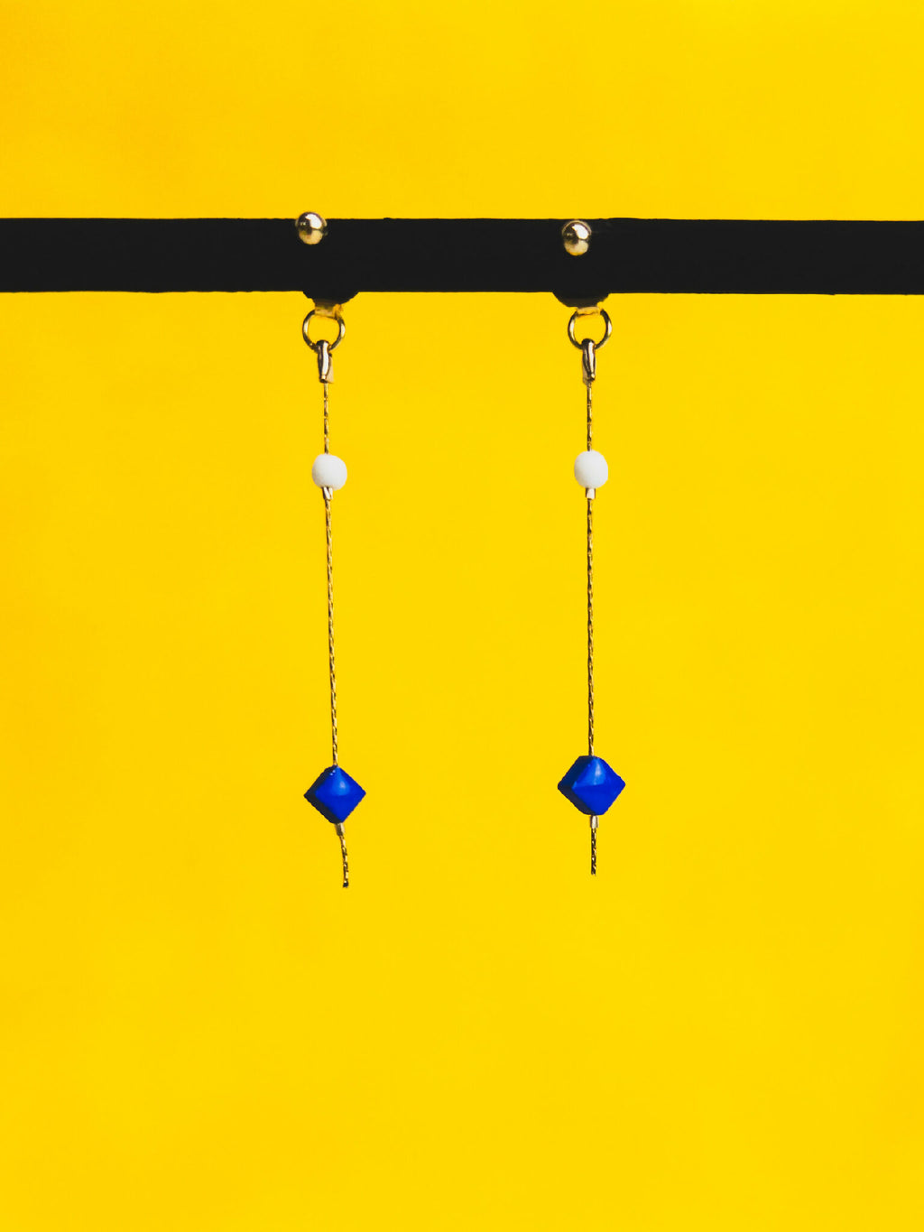 Boucles d’oreilles pendantes dorées, perle carrée bleu royal et billes blanches