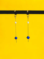 Boucles d’oreilles pendantes dorées, perle carrée bleu royal et billes blanches