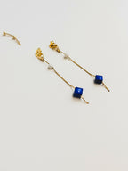 Boucles d’oreilles pendantes dorées avec perles bleu royal sur chaînes fines