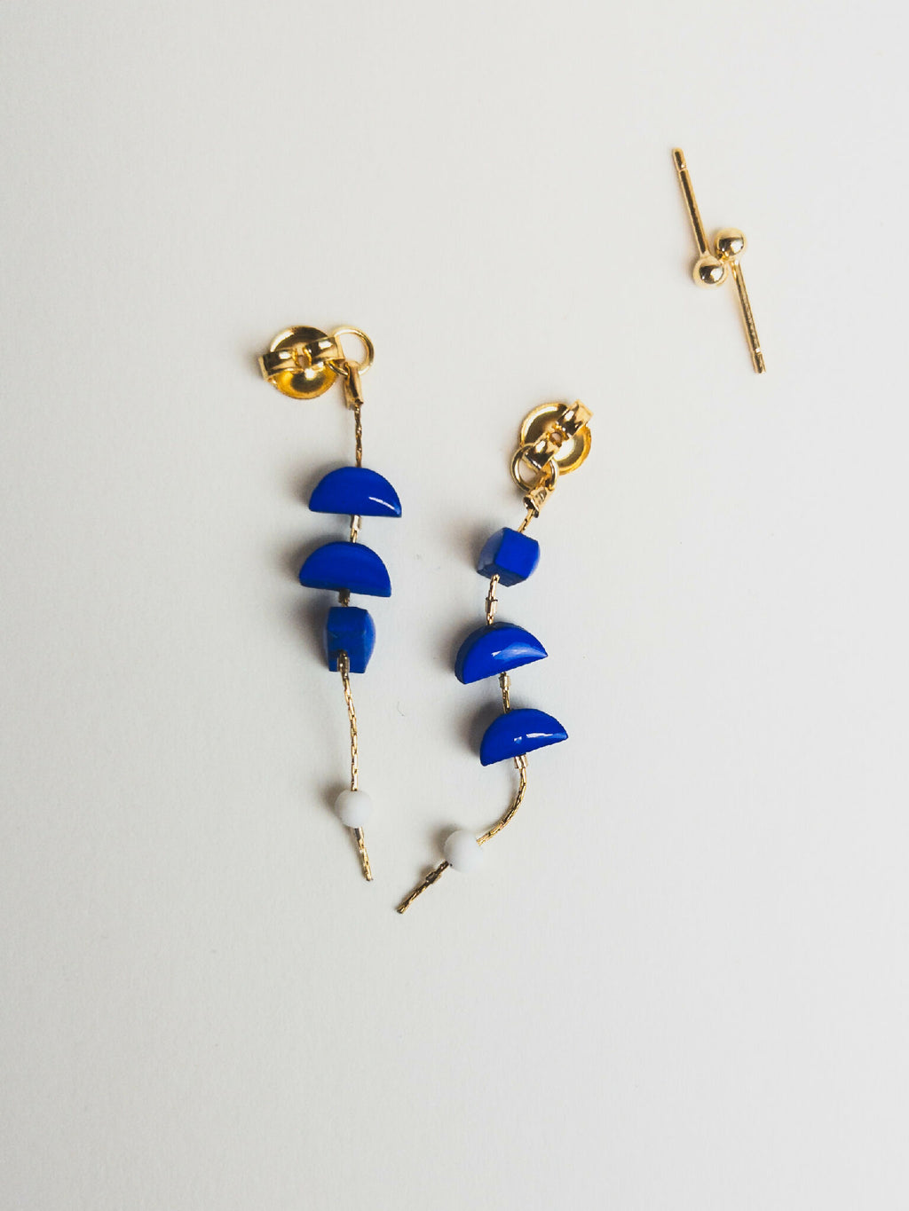 Boucles d’oreilles pendantes, breloques bleues alignées et petites gouttes blanches, finitions or