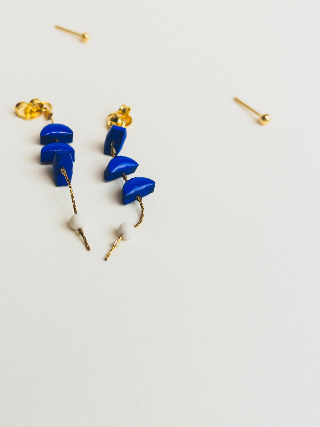 Boucles d’oreilles pendantes, tiges dorées avec breloques bleues et gouttes blanches