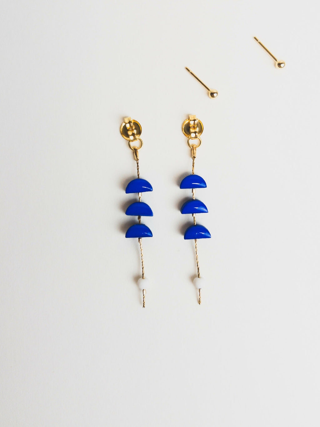 Boucles d’oreilles pendantes symétriques, cabochons or et dômes bleus avec chaînettes