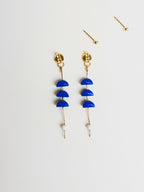 Boucles d’oreilles pendantes symétriques, cabochons or et dômes bleus avec chaînettes