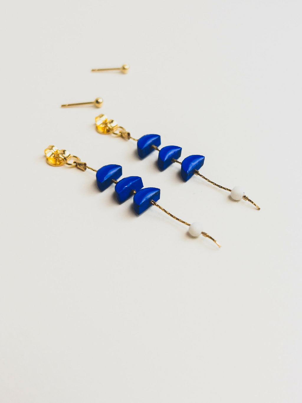 Boucles d’oreilles pendantes, rang de dômes bleus avec perles blanches au bout, métal or