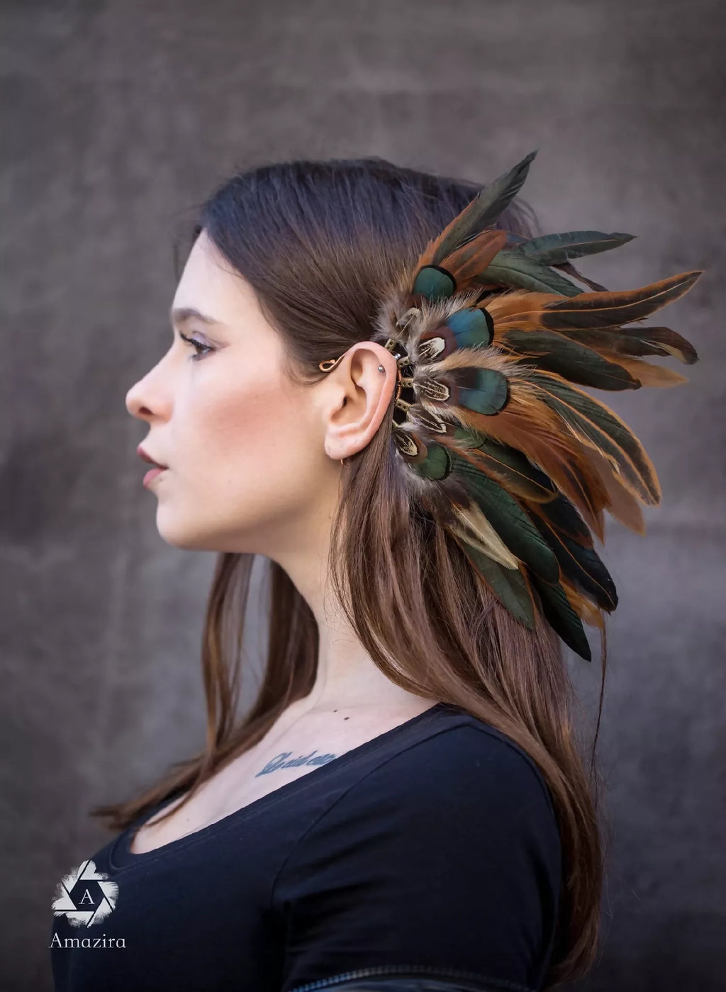 Manchette d’oreille avec plumes de coq vertes et brunes, sur l’oreille droite