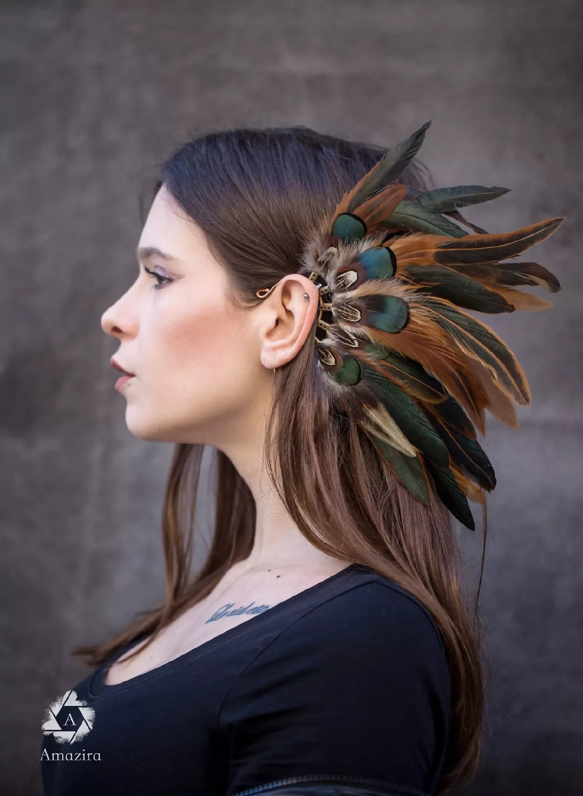 Manchette d’oreille avec plumes de coq vertes et brunes, sur l’oreille droite