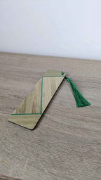 Marque-page en paille beige à bandes vertes, pompon vert sur ficelle