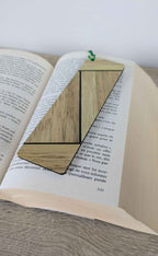Marque-page triangulaire en marqueterie de paille beige et vert, pompon vert