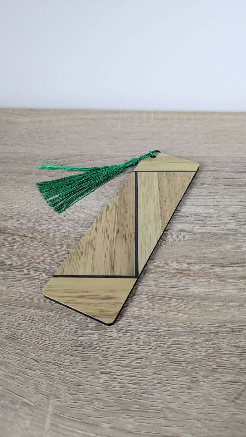 Marque-page en marqueterie de paille beige et vert, pompon vert