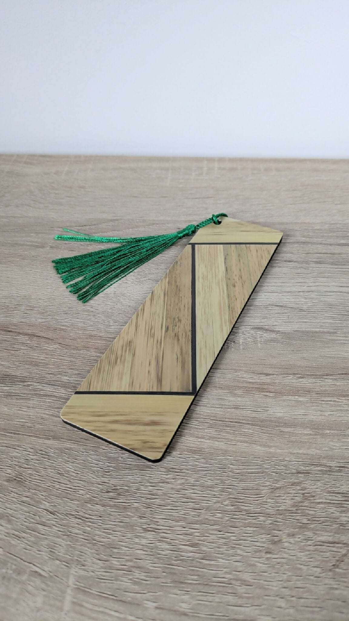 Marque-page en marqueterie de paille beige et vert, pompon vert